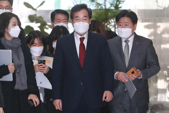 이낙연 민주당 대표가 30일 국회에서 김종인 국민의힘 비상대책위원장과 비공개 회동을 하려고 이동하고 있다. 연합뉴스